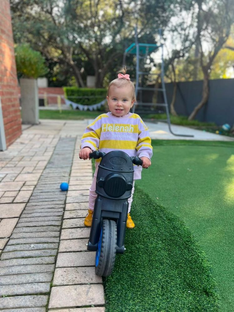 ’n Kleintjie wat op ’n fietsie ry