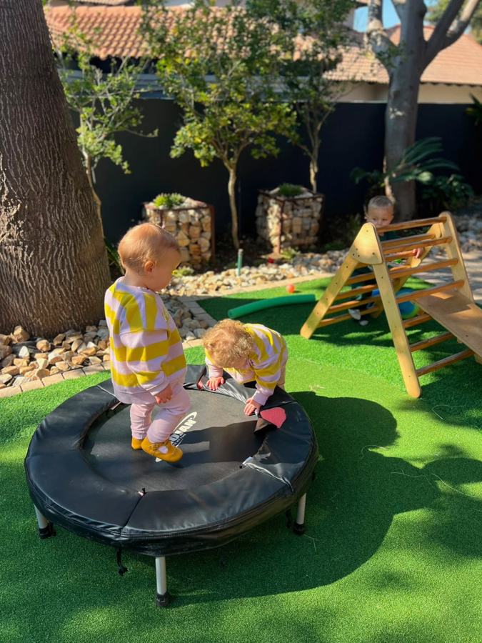Twee kleintjies op ’n trampolien