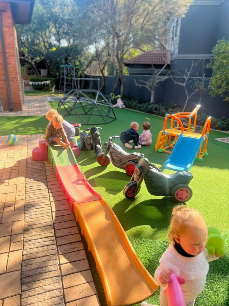 Kinders wat buite op die glyplank speel