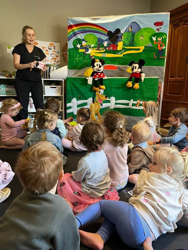 Kinders wat na ’n poppekas kyk