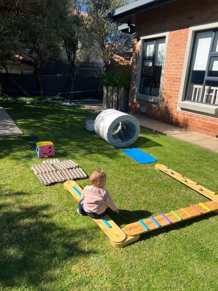 ’n Kleintjie wat in LIEF se tuin speel